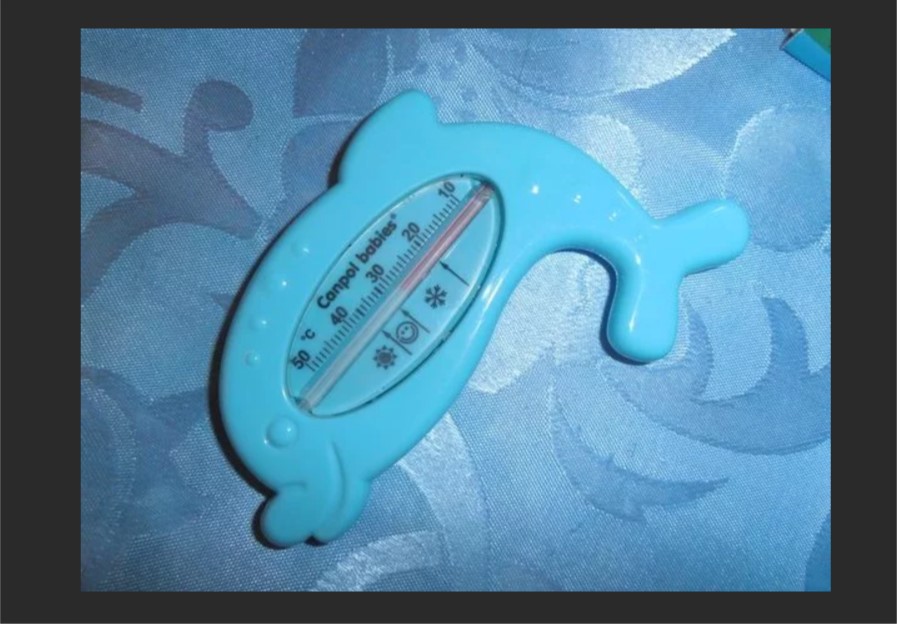 Сколько градусов вода для новорожденных. Ванночка для новорожденных с термометром. Температура для купания новорожденного ребенка. Температура воды для купания новорожденного. Температура купания новорожденных.